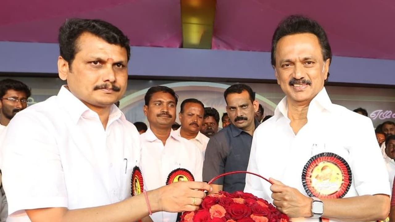 ‘திமுக குடும்ப கட்சி தான்’ திமுக தொண்டர்களை அதிர்ச்சியடைய வைத்த ‘போஸ்டர்’ ‘திமுக குடும்ப கட்சி தான்’ திமுக தொண்டர்களை அதிர்ச்சியடைய வைத்த ‘போஸ்டர்’