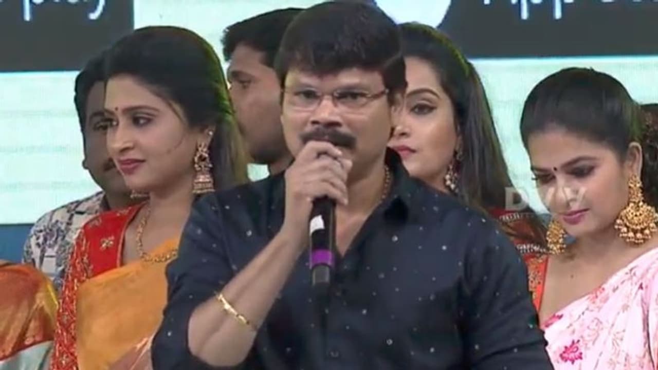 కేసీఆర్ వారసుడు కేటీఆర్, చిరు వారసుడు చరణ్: బోయపాటి కేసీఆర్ వారసుడు కేటీఆర్, చిరు వారసుడు చరణ్: బోయపాటి