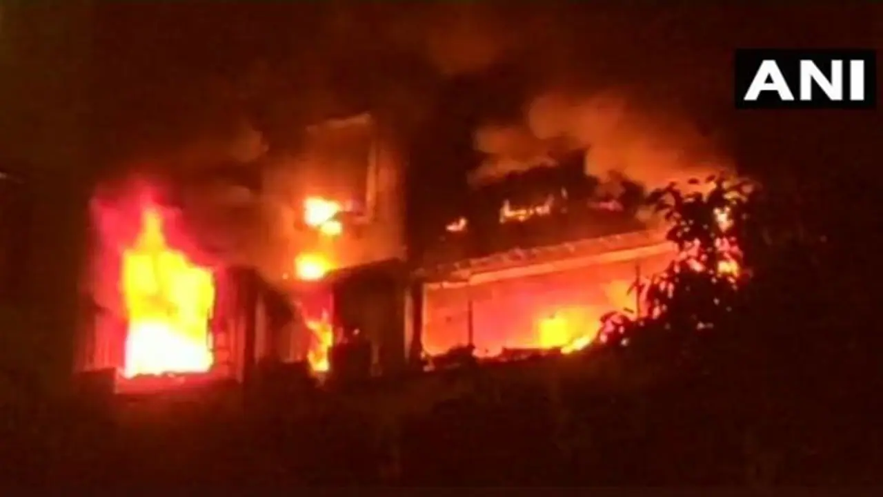 मुंबई में आवासीय भवन में भयंकर आग, पांच लोगों की मौत