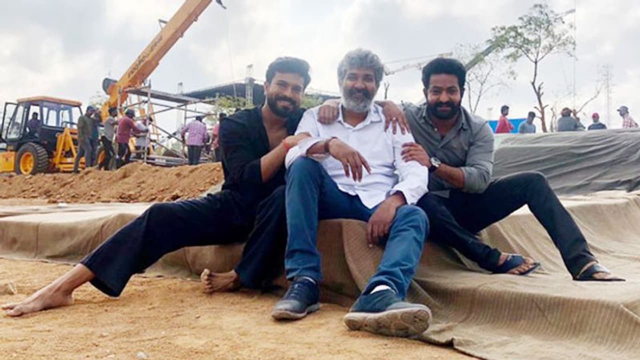 'RRR':రాజమౌళి రెండు భాగాలుగా తీయనున్నాడా..? 'RRR':రాజమౌళి రెండు భాగాలుగా తీయనున్నాడా..?