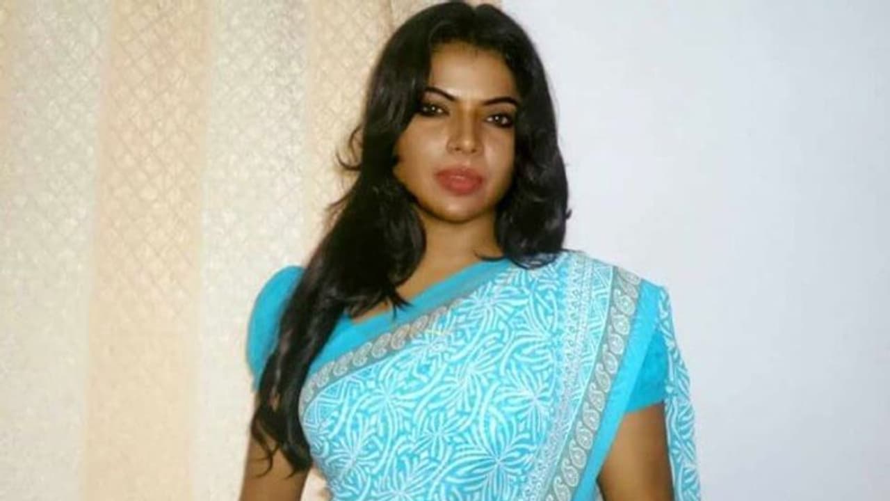 కాజల్ కంటిచూపుపై మొబైల్ ఎఫెక్ట్! కాజల్ కంటిచూపుపై మొబైల్ ఎఫెక్ట్!