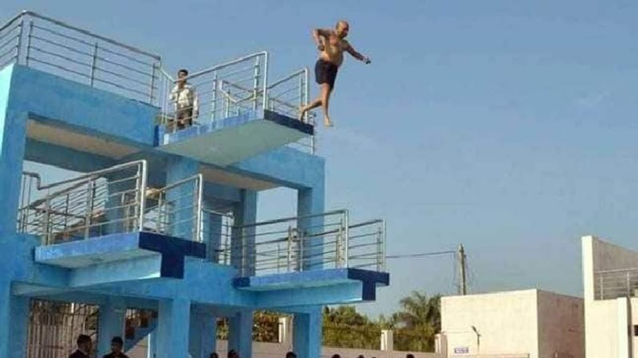 20 ಅಡಿ ಎತ್ತರದಿಂದ ಕೆಳಗೆ ಜಿಗಿದ 70 ವರ್ಷದ ಕೇಂದ್ರ ಮಂತ್ರಿ!: ವಿಡಿಯೋ ವೈರಲ್! 20 ಅಡಿ ಎತ್ತರದಿಂದ ಕೆಳಗೆ ಜಿಗಿದ 70 ವರ್ಷದ ಕೇಂದ್ರ ಮಂತ್ರಿ!: ವಿಡಿಯೋ ವೈರಲ್!