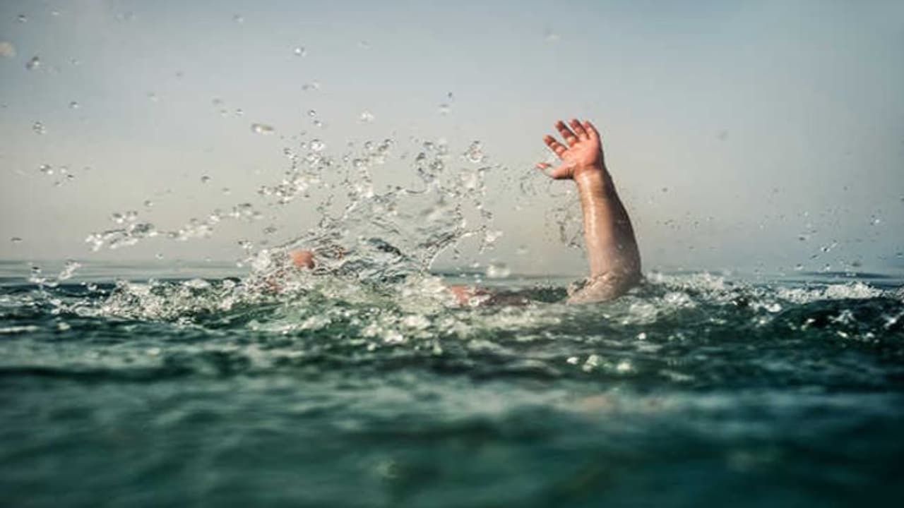 ആത്മഹത്യക്ക് ശ്രമിച്ച അമ്മയെയും കുഞ്ഞിനെയും ജീവിതത്തിന്റെ കരയറ്റി; രക്ഷകനായെത്തിയ ഓട്ടോ ഡ്രൈവർക്ക് ദാരുണാന്ത്യം ആത്മഹത്യക്ക് ശ്രമിച്ച അമ്മയെയും കുഞ്ഞിനെയും ജീവിതത്തിന്റെ കരയറ്റി; രക്ഷകനായെത്തിയ ഓട്ടോ ഡ്രൈവർക്ക് ദാരുണാന്ത്യം