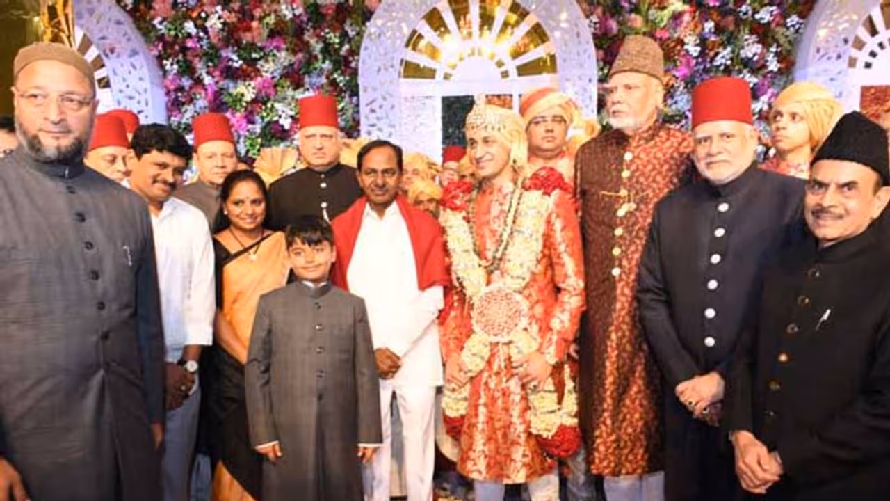 అసదుద్దీన్ కుమార్తె వివాహానికి హాజరైన కేసీఆర్ అసదుద్దీన్ కుమార్తె వివాహానికి హాజరైన కేసీఆర్