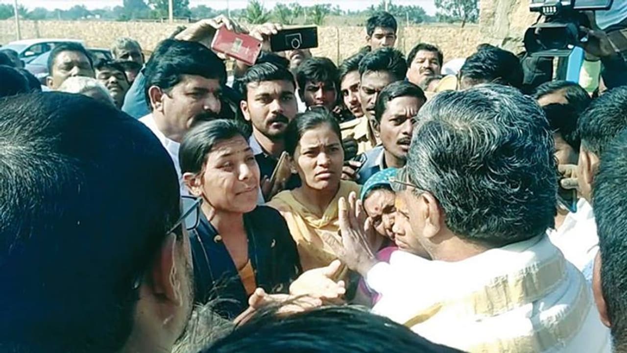 ಕಾರು ತಡೆದ ಮಹಿಳೆಯರ ವಿರುದ್ಧ ಸಿದ್ದು ಗರಂ! ಕಾರು ತಡೆದ ಮಹಿಳೆಯರ ವಿರುದ್ಧ ಸಿದ್ದು ಗರಂ!