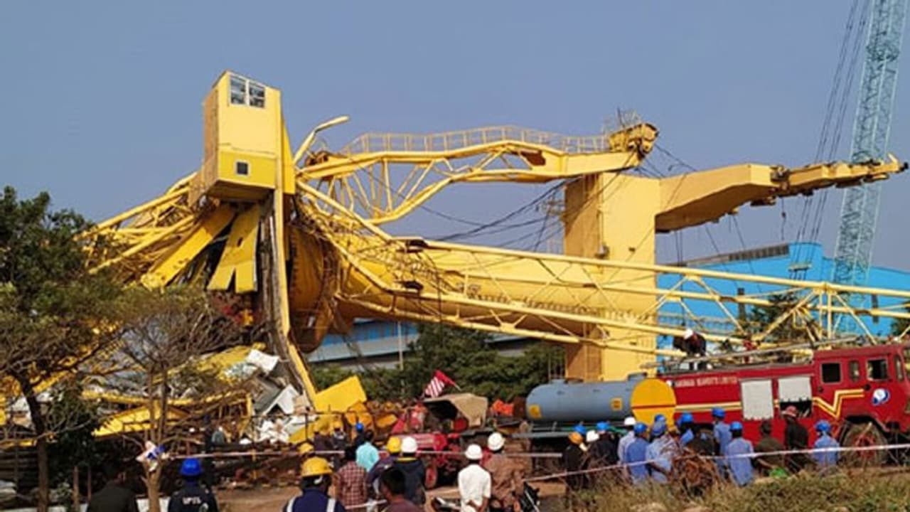 ఎస్సార్నగర్లో క్రేన్ ట్రక్కు బీభత్సం: పలు వాహనాలు ధ్వంసం ఎస్సార్నగర్లో క్రేన్ ట్రక్కు బీభత్సం: పలు వాహనాలు ధ్వంసం