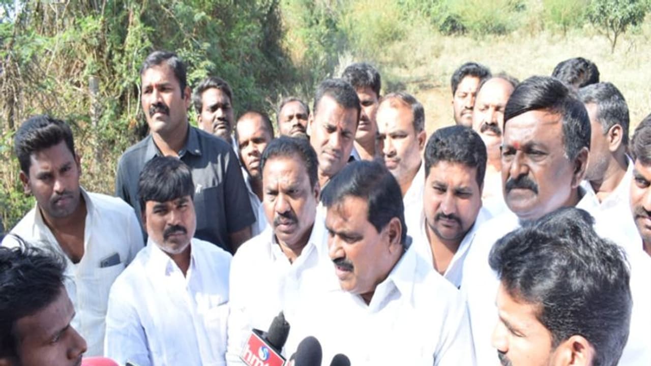 వికారాబాద్ లో టీఆర్ఎస్ పార్టీ కార్యాలయం.. స్థల పరిశీలన వికారాబాద్ లో టీఆర్ఎస్ పార్టీ కార్యాలయం.. స్థల పరిశీలన