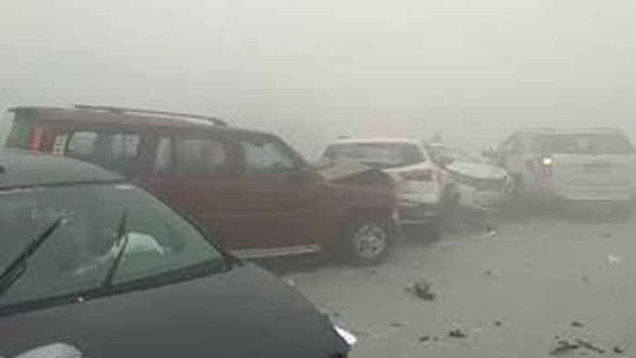 పొగమంచులో దారి కనిపించక ఢీకొన్న కార్లు.. ఏడుగురి దుర్మరణం పొగమంచులో దారి కనిపించక ఢీకొన్న కార్లు.. ఏడుగురి దుర్మరణం