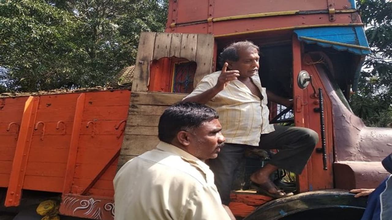 ಲಾರಿ ಡ್ರೈವರ್ ರೂಪದ ದೇವರನ್ನೊಮ್ಮೆ ನೋಡಿ: ಪ್ರಯಾಣಿಕರ ಜೀವ ಉಳಿಸಿದ್ಹೇಗೆ? ಲಾರಿ ಡ್ರೈವರ್ ರೂಪದ ದೇವರನ್ನೊಮ್ಮೆ ನೋಡಿ: ಪ್ರಯಾಣಿಕರ ಜೀವ ಉಳಿಸಿದ್ಹೇಗೆ?