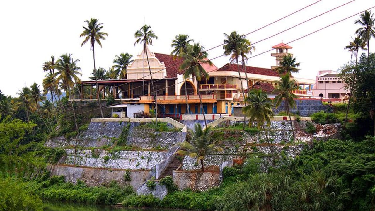 പിറവം പള്ളിയിൽ പ്രവേശിക്കുന്നതിൽ നിന്ന് ഓർത്തഡോക്സ് വിഭാഗം താല്കാലികമായി പിന്മാറി പിറവം പള്ളിയിൽ പ്രവേശിക്കുന്നതിൽ നിന്ന് ഓർത്തഡോക്സ് വിഭാഗം താല്കാലികമായി പിന്മാറി