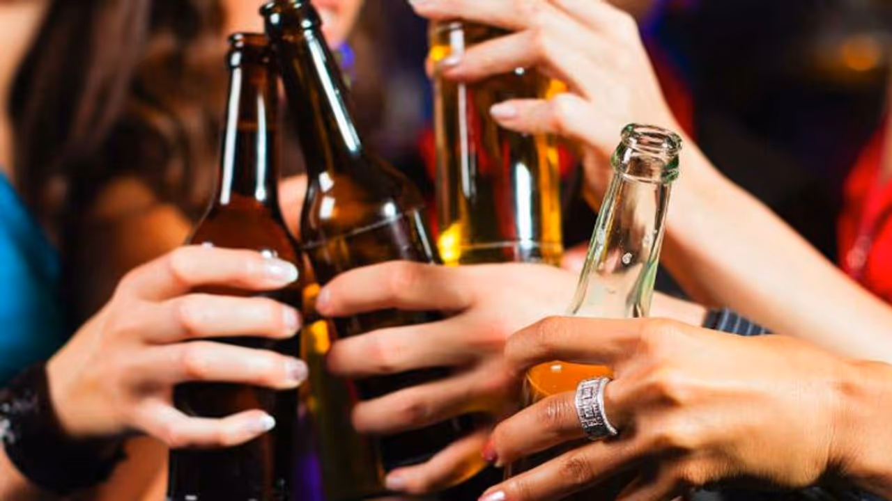 కల్తీ మద్యం తాగి.. 17మంది మృతి కల్తీ మద్యం తాగి.. 17మంది మృతి