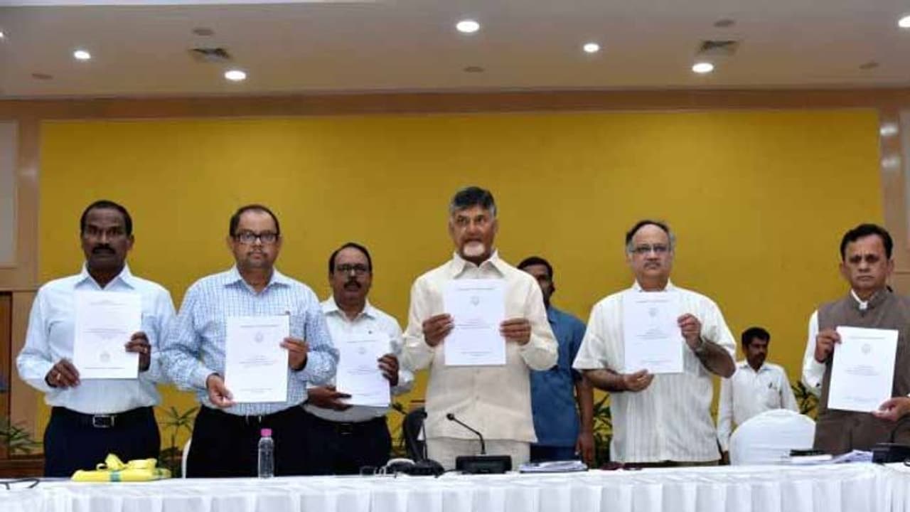 ఎనిమిదవ శ్వేత పత్రం విడుదల చేసిన చంద్రబాబు ఎనిమిదవ శ్వేత పత్రం విడుదల చేసిన చంద్రబాబు