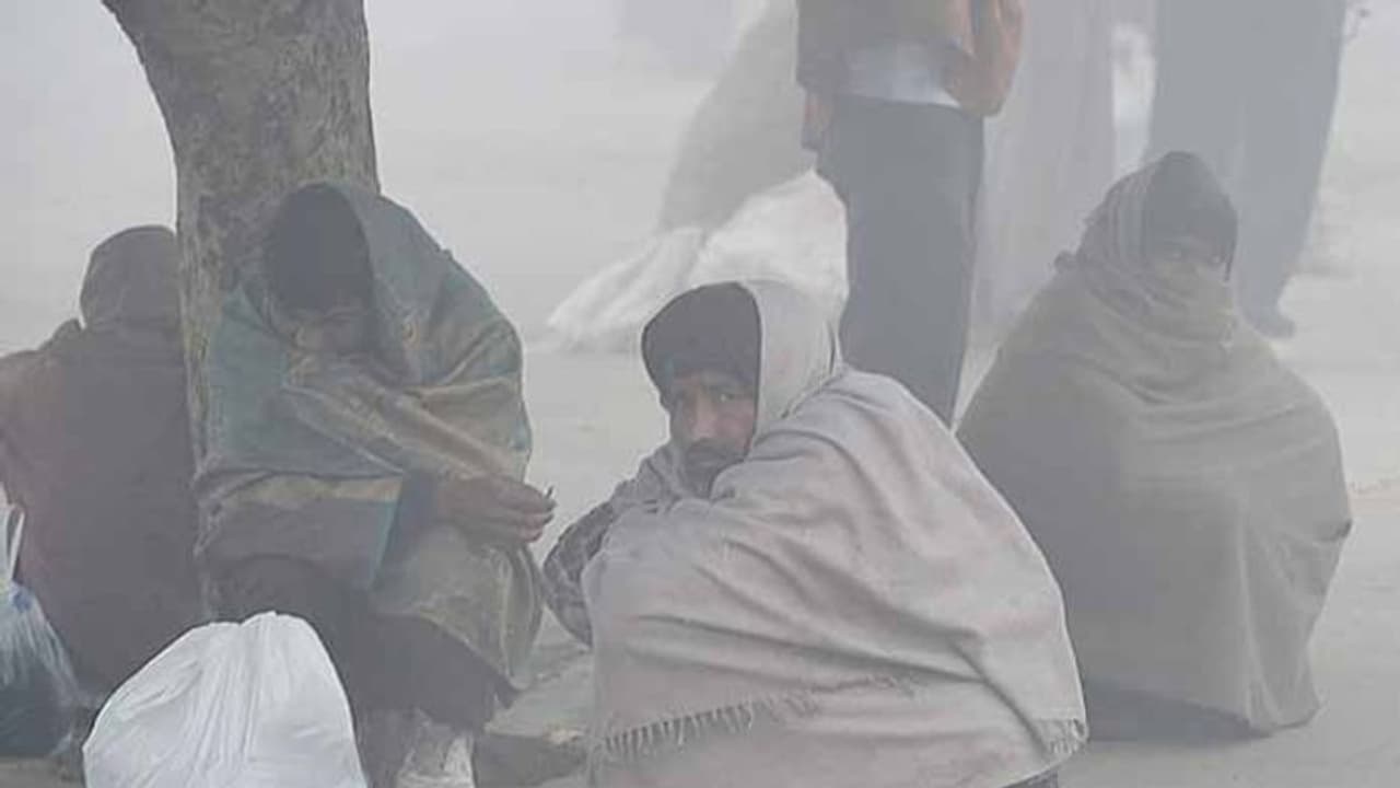 చలి తట్టుకోలేక కుంపటి వెలిగించి...తల్లీకొడుకుల మృతి చలి తట్టుకోలేక కుంపటి వెలిగించి...తల్లీకొడుకుల మృతి