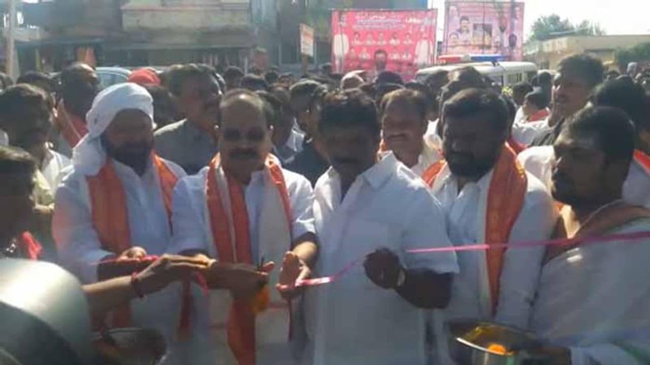 కొమరవెల్లి మల్లన్న స్వాగత తోరణాన్ని ప్రారంభించిన తలసాని కొమరవెల్లి మల్లన్న స్వాగత తోరణాన్ని ప్రారంభించిన తలసాని