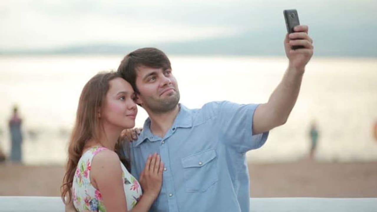 সেলফোনের সেলফি থেকে সাবধান, আপনার মুখের গঠন বিকৃত করতে পারেঃ বলছে গবেষণা 