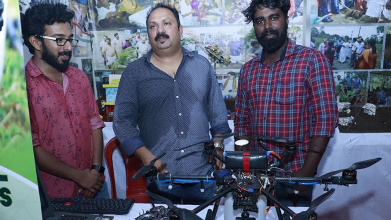 തെങ്ങിന് മുകളിലെ കീടങ്ങളെ തുരത്താന് ഇനി 'അഗ്രോ ഡോൺ വിമാനം' തെങ്ങിന് മുകളിലെ കീടങ്ങളെ തുരത്താന് ഇനി 'അഗ്രോ ഡോൺ വിമാനം'