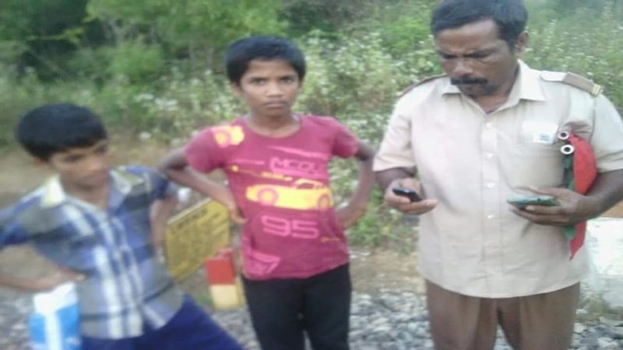 ರೈಲ್ವೆ ದುರಂತ ತಪ್ಪಿಸಿ ಸಾವಿರಾರು ಜೀವ ಉಳಿಸಿದ ಕುಮಟಾ ಬಾಲಕರಿಗೆ ಸಲಾಂ ರೈಲ್ವೆ ದುರಂತ ತಪ್ಪಿಸಿ ಸಾವಿರಾರು ಜೀವ ಉಳಿಸಿದ ಕುಮಟಾ ಬಾಲಕರಿಗೆ ಸಲಾಂ