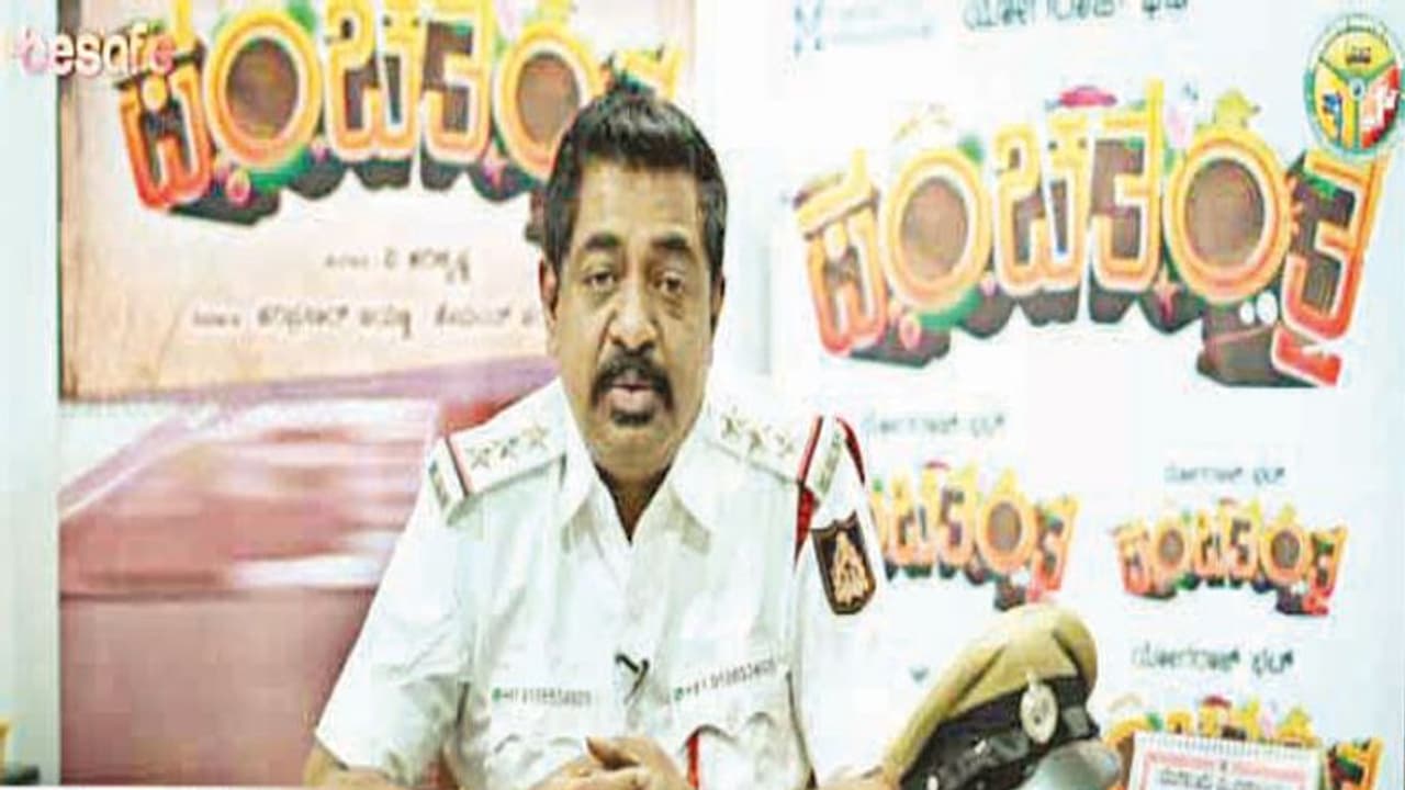 ಟ್ರಾಫಿಕ್ ಪೊಲೀಸ್ ಆದ್ರು ಯೋಗರಾಜ್ ಭಟ್ರು ಟ್ರಾಫಿಕ್ ಪೊಲೀಸ್ ಆದ್ರು ಯೋಗರಾಜ್ ಭಟ್ರು