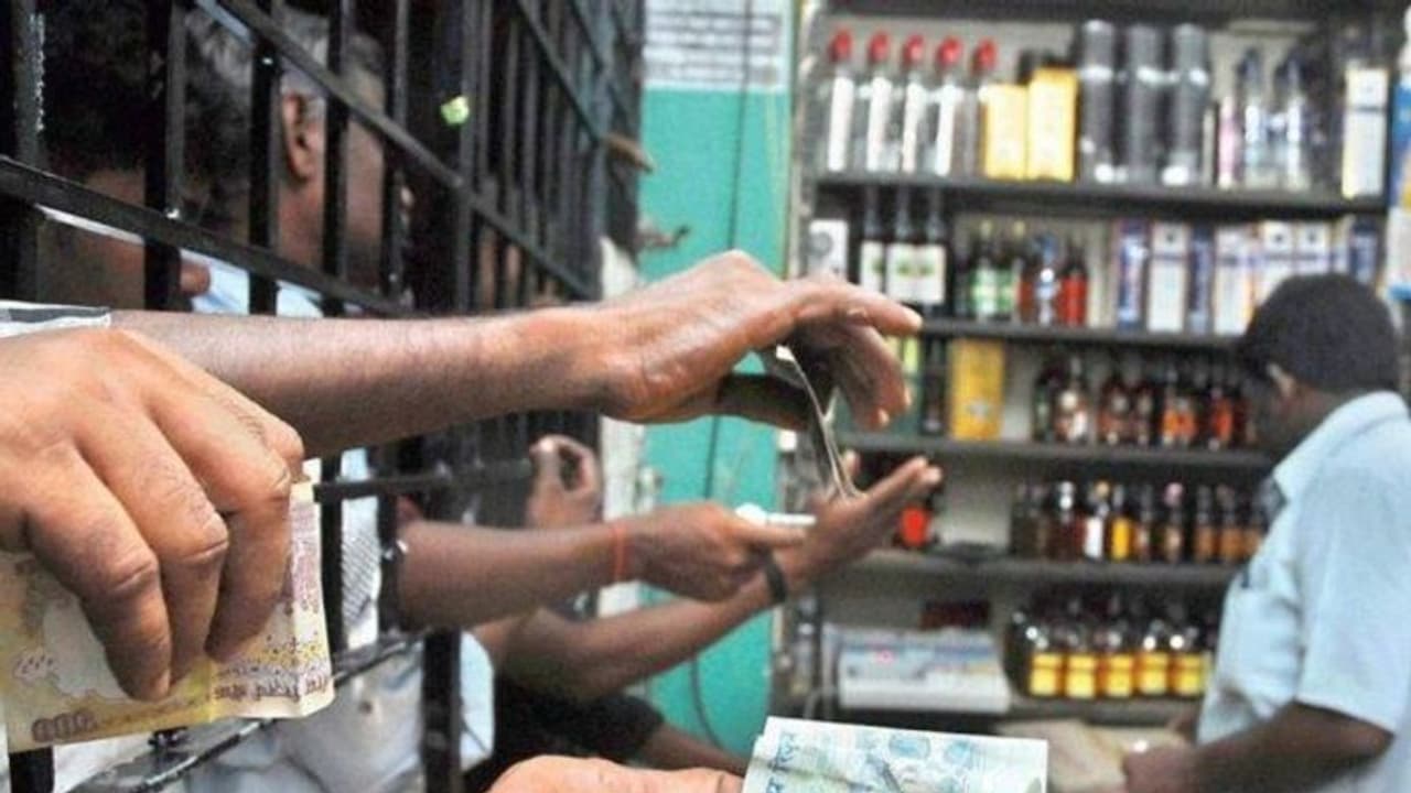 நாளை குடியரசு தினம்..! குடிமகன்கள் பாடு திண்டாட்டம்..! நாளை குடியரசு தினம்..! குடிமகன்கள் பாடு திண்டாட்டம்..!