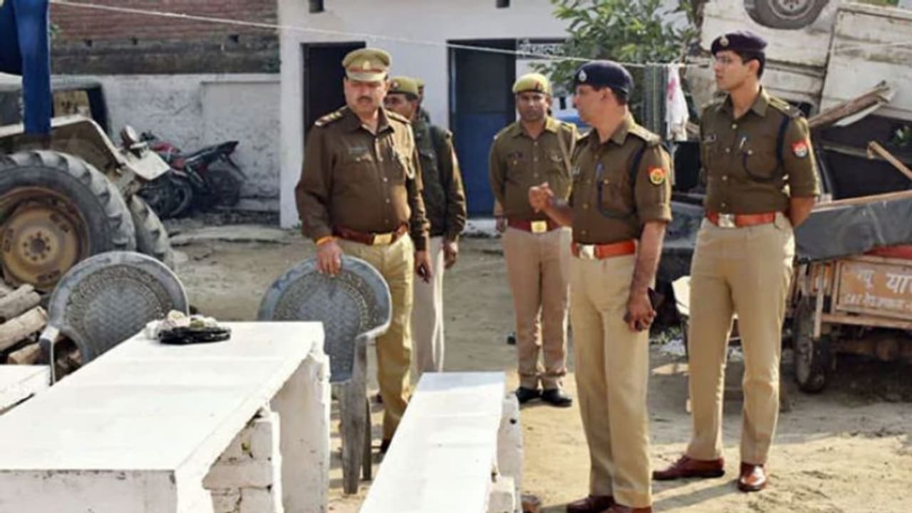 ശല്യം ചെയ്തത് എതിര്ത്തു; ഭര്ത്താവിന്റെ കണ്മുന്നില് വച്ച് ഭാര്യയെ വസ്ത്രമുരിഞ്ഞ് മര്ദ്ദിച്ചു ശല്യം ചെയ്തത് എതിര്ത്തു; ഭര്ത്താവിന്റെ കണ്മുന്നില് വച്ച് ഭാര്യയെ വസ്ത്രമുരിഞ്ഞ് മര്ദ്ദിച്ചു