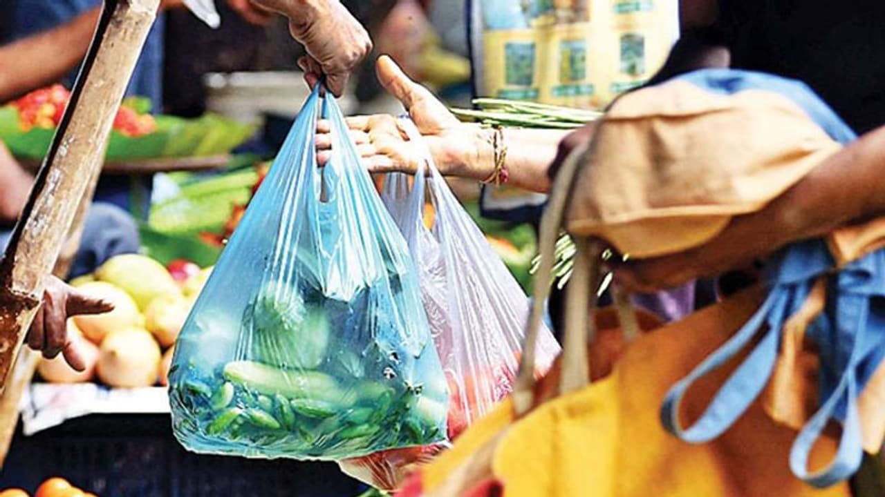 ದಾವಣಗೆರೆ: 1 ಕ್ಟಿಂಟಲ್ ಪ್ಲಾಸ್ಟಿಕ್ ವಶ, 2 ಸಾವಿರ ದಂಡ ದಾವಣಗೆರೆ: 1 ಕ್ಟಿಂಟಲ್ ಪ್ಲಾಸ್ಟಿಕ್ ವಶ, 2 ಸಾವಿರ ದಂಡ