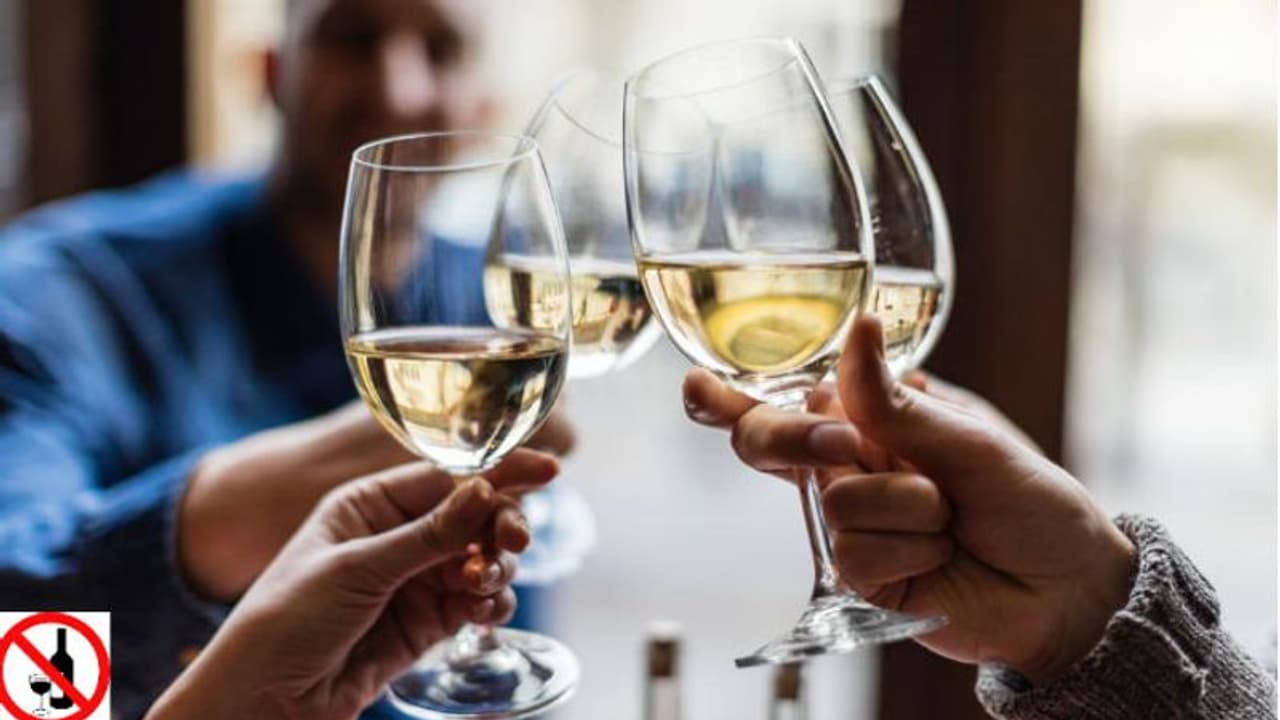 മദ്യത്തോടൊപ്പം ഭക്ഷണം കഴിക്കുമ്പോള്... മദ്യത്തോടൊപ്പം ഭക്ഷണം കഴിക്കുമ്പോള്...