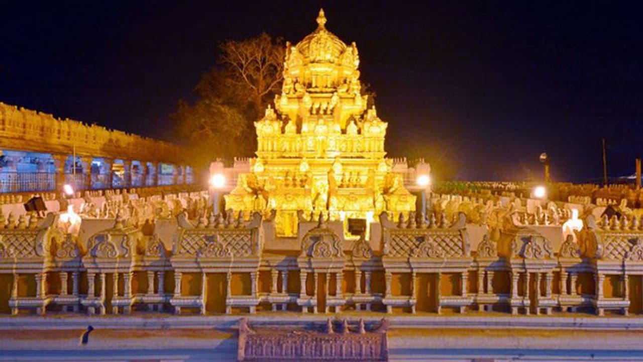 ఇంద్ర కీలాద్రిపై కరోనా కలకలం: మూడుకు చేరిన మరణాలు ఇంద్ర కీలాద్రిపై కరోనా కలకలం: మూడుకు చేరిన మరణాలు