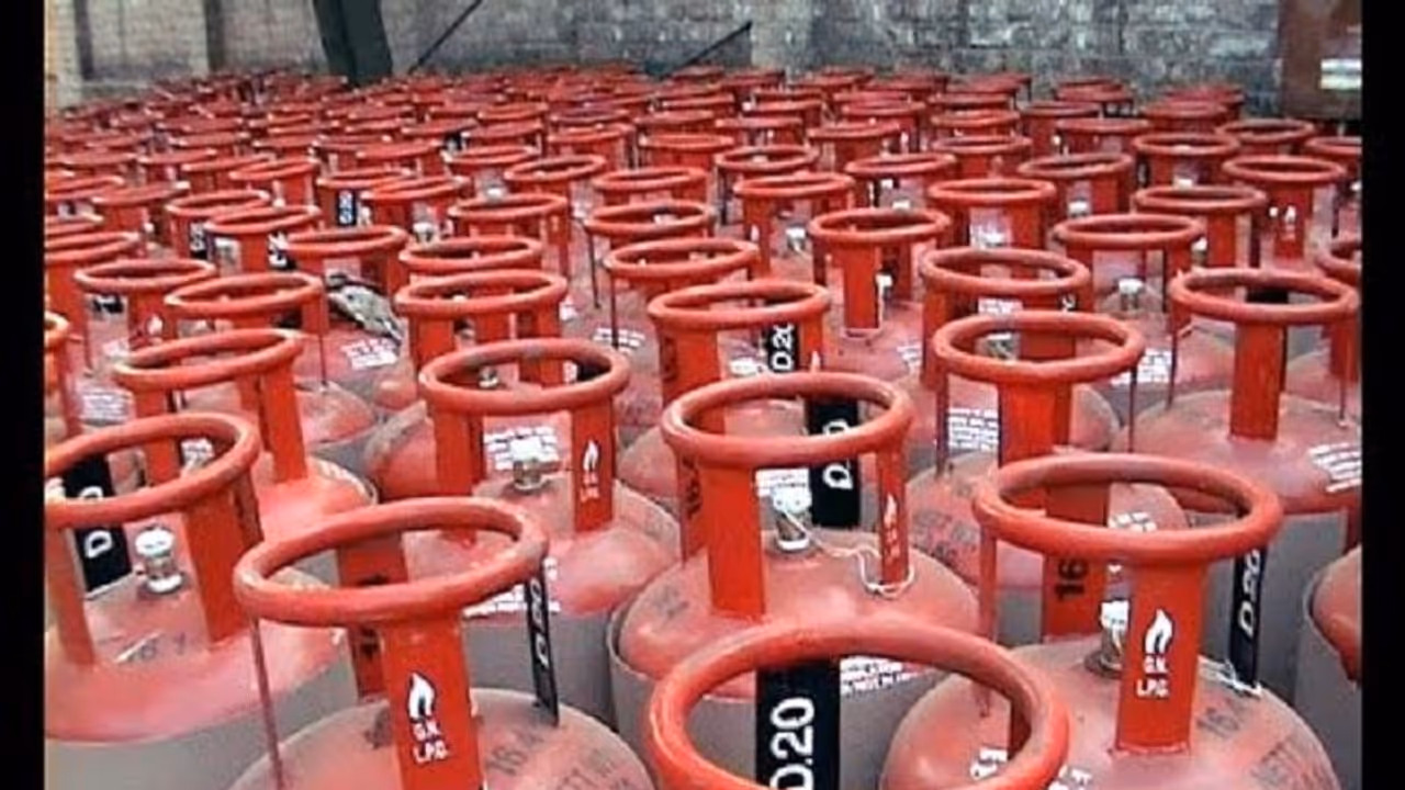 मोदी सरकार ने दिया नए साल का तोहफा, गैस सिलेंडर पर घटाए दाम