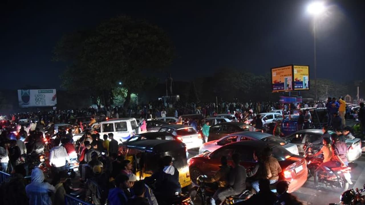 మూడేళ్ల తర్వాత సన్డే ఫన్డే... ట్యాంక్బండ్పై రేపు ట్రాఫిక్ ఆంక్షలు మూడేళ్ల తర్వాత సన్డే ఫన్డే... ట్యాంక్బండ్పై రేపు ట్రాఫిక్ ఆంక్షలు