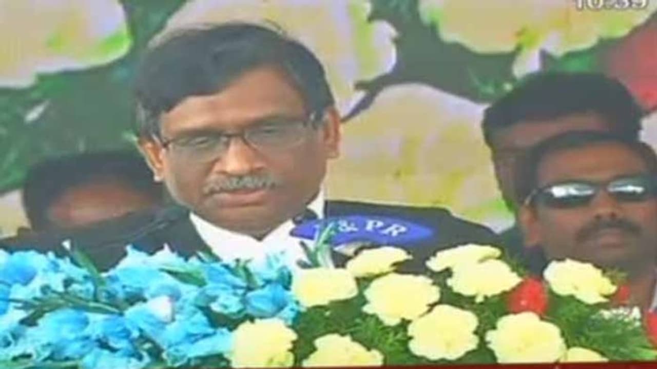 ఏపీ హైకోర్టు చీఫ్ జస్టిస్గా ప్రమాణం చేసిన జస్టిస్ ప్రవీణ్ కుమార్ ఏపీ హైకోర్టు చీఫ్ జస్టిస్గా ప్రమాణం చేసిన జస్టిస్ ప్రవీణ్ కుమార్