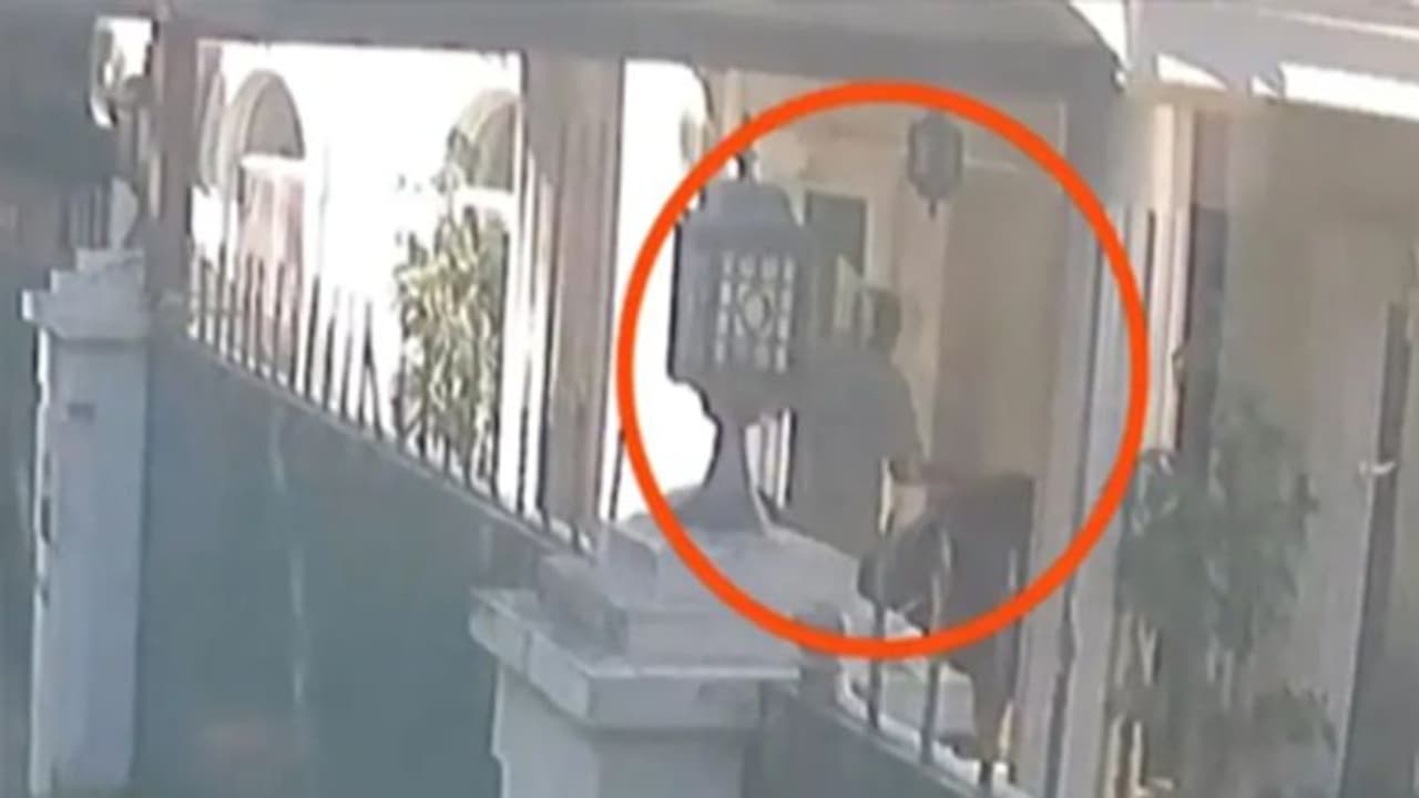 ಪತ್ರಕರ್ತನ ದೇಹ ಕತ್ತರಿಸಿ ಬ್ಯಾಗ್ನಲ್ಲಿ ಸಾಗಿಸಿದ ಸಿಸಿಟೀವಿ ದೃಶ್ಯ ಪತ್ತೆ! ಪತ್ರಕರ್ತನ ದೇಹ ಕತ್ತರಿಸಿ ಬ್ಯಾಗ್ನಲ್ಲಿ ಸಾಗಿಸಿದ ಸಿಸಿಟೀವಿ ದೃಶ್ಯ ಪತ್ತೆ!