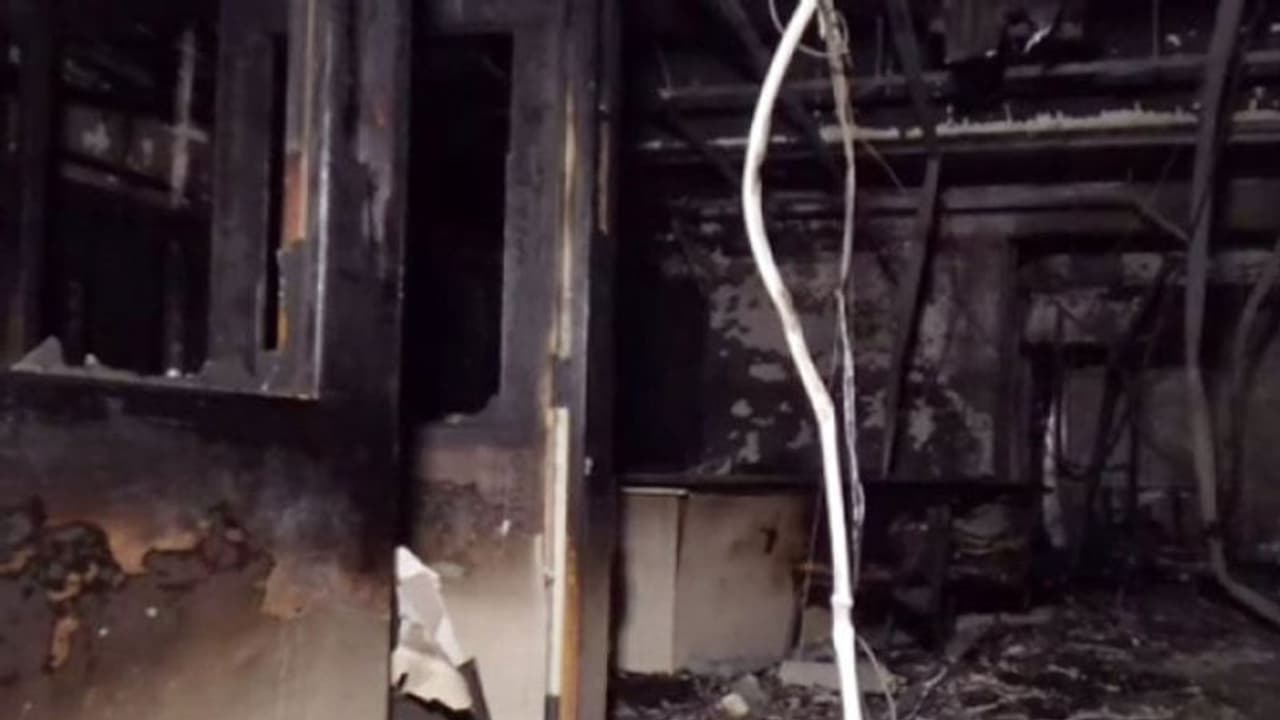 தனியார் வங்கியில் திடீர் தீ விபத்து... முக்கிய ஆவணங்கள் எரிந்து நாசம்...! தனியார் வங்கியில் திடீர் தீ விபத்து... முக்கிய ஆவணங்கள் எரிந்து நாசம்...!