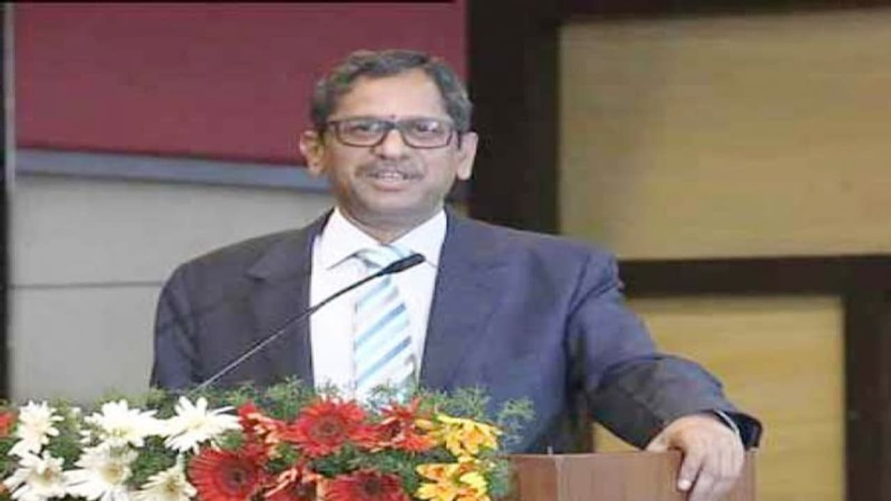 సుప్రీంకోర్టు చరిత్రాత్మక నిర్ణయం.. హైకోర్టు న్యాయమూర్తుల కోసం ఒకేసారి 68 మంది పేర్లు సుప్రీంకోర్టు చరిత్రాత్మక నిర్ణయం.. హైకోర్టు న్యాయమూర్తుల కోసం ఒకేసారి 68 మంది పేర్లు