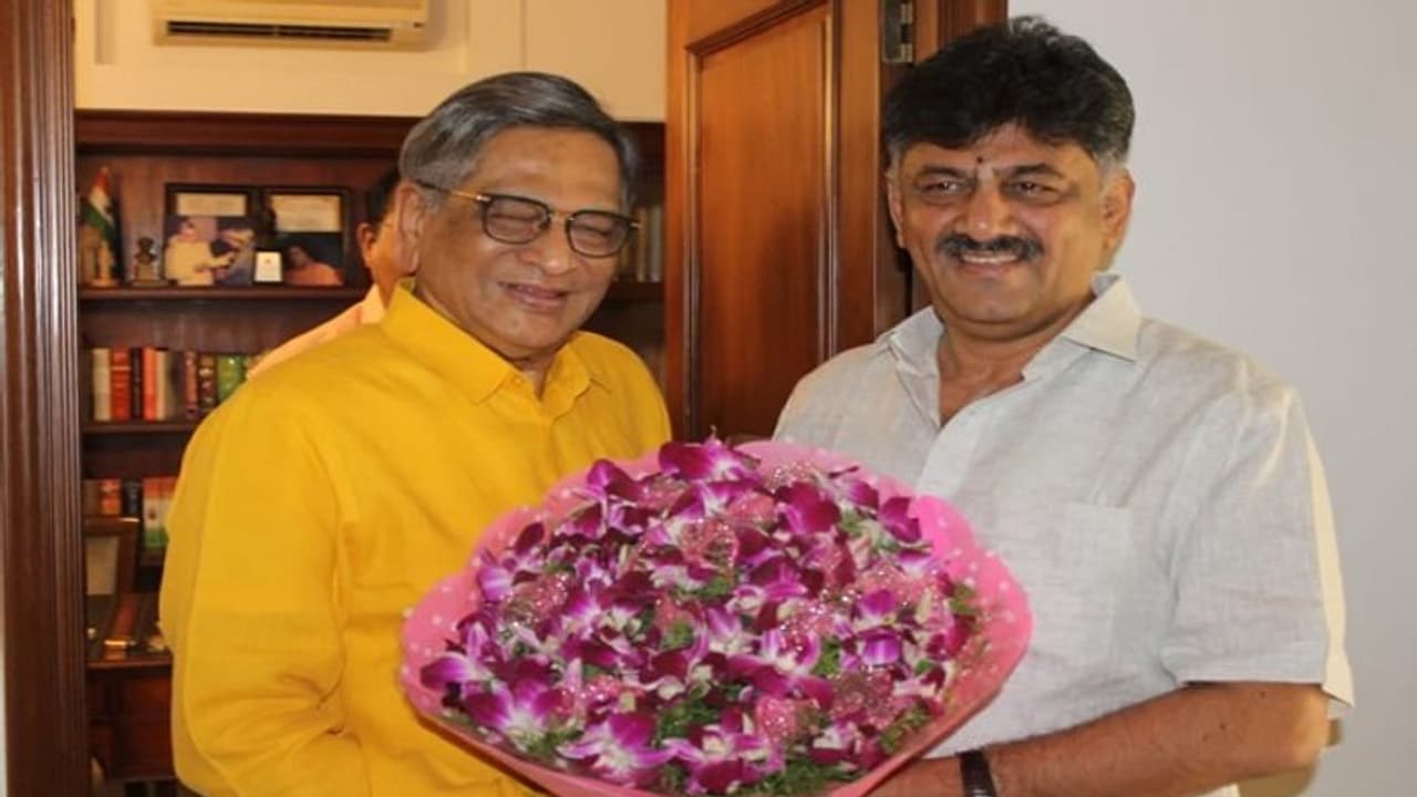ರಾಜಕೀಯ ಗುರು ಎಸ್ಎಂ ಕೃಷ್ಣ ಭೇಟಿ ಮಾಡಿದ ಡಿಕೆಶಿ...ಕಾರಣ? ರಾಜಕೀಯ ಗುರು ಎಸ್ಎಂ ಕೃಷ್ಣ ಭೇಟಿ ಮಾಡಿದ ಡಿಕೆಶಿ...ಕಾರಣ?