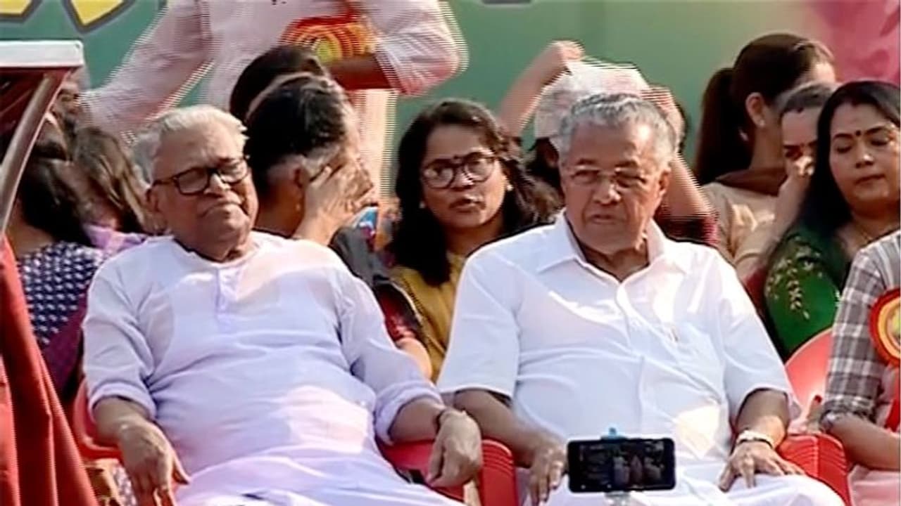 വനിതാ മതില് ചരിത്ര സംഭവം; നവോത്ഥാനത്തിന്റെ പതാകവാഹകര് ജാതിസംഘടനകളല്ല: വി എസ് വനിതാ മതില് ചരിത്ര സംഭവം; നവോത്ഥാനത്തിന്റെ പതാകവാഹകര് ജാതിസംഘടനകളല്ല: വി എസ്