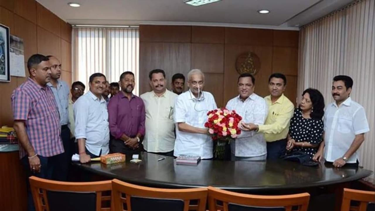 4 ತಿಂಗಳ ಬಳಿಕ ಮೊದಲ ಬಾರಿ ಕಚೇರಿಗೆ ಹಾಜರಾದ ಗೋವಾ ಸಿಎಂ ಪರ್ರಿಕರ್ 4 ತಿಂಗಳ ಬಳಿಕ ಮೊದಲ ಬಾರಿ ಕಚೇರಿಗೆ ಹಾಜರಾದ ಗೋವಾ ಸಿಎಂ ಪರ್ರಿಕರ್