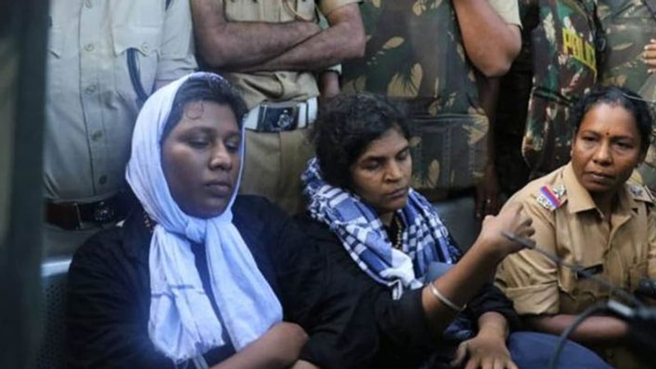 అయ్యప్ప దర్శనం అనంతరం.. డ్యాన్స్ లు చేసిన మహిళలు అయ్యప్ప దర్శనం అనంతరం.. డ్యాన్స్ లు చేసిన మహిళలు