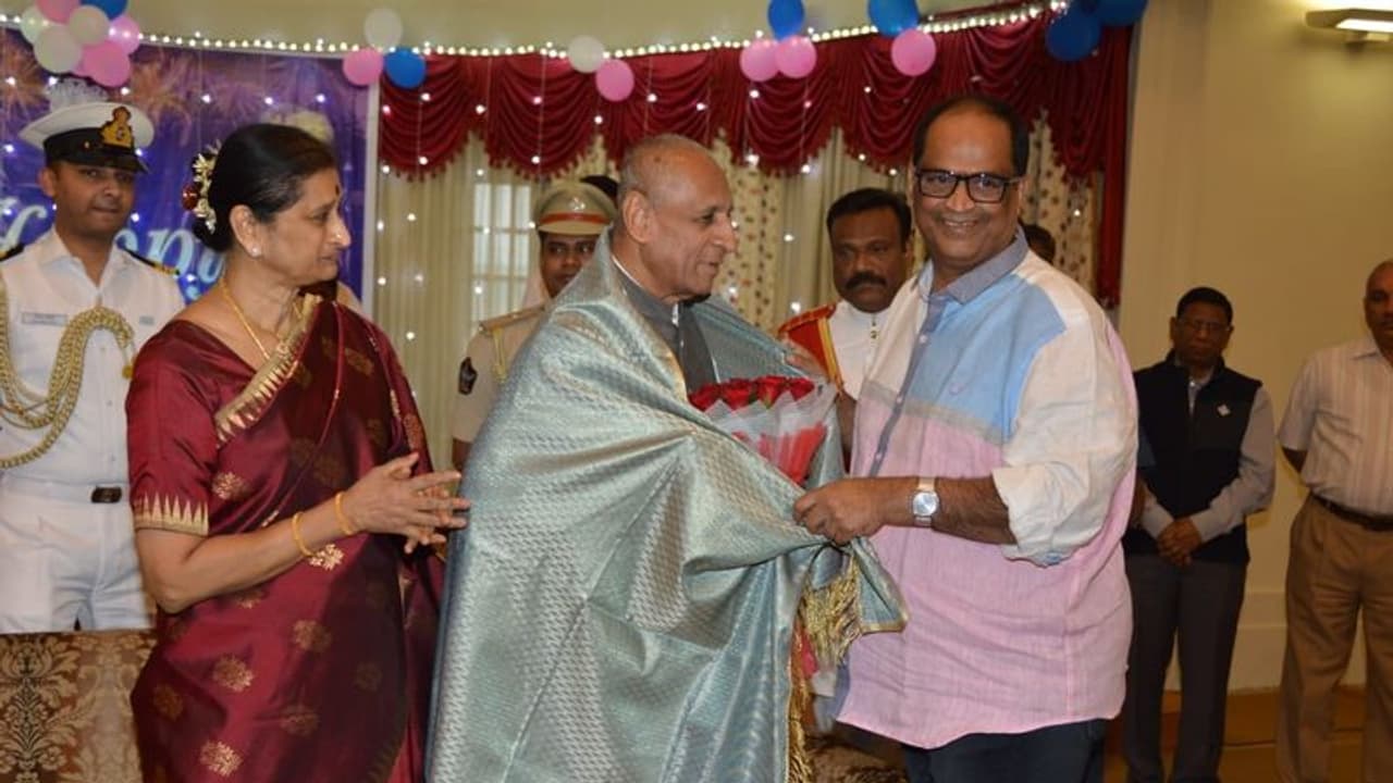 తెలుగు రాష్ట్రాల గవర్నర్ను కలిసిన కేతిరెడ్డి... తెలుగు రాష్ట్రాల గవర్నర్ను కలిసిన కేతిరెడ్డి...