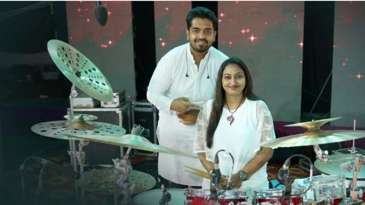 ಕಿರಿಯ ವಯಸ್ಸಿನ ಹೆಮ್ಮೆಯ ಡ್ರಮ್ಮರ್ ಪ್ರಿಯಾ ಕಿರಿಯ ವಯಸ್ಸಿನ ಹೆಮ್ಮೆಯ ಡ್ರಮ್ಮರ್ ಪ್ರಿಯಾ