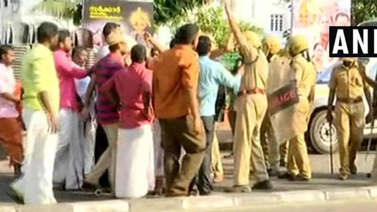 కేరళలో ఉద్రిక్తత.. ఎమ్మెల్యే, ఎంపీ ఇళ్లపై బాంబు దాడి కేరళలో ఉద్రిక్తత.. ఎమ్మెల్యే, ఎంపీ ఇళ్లపై బాంబు దాడి