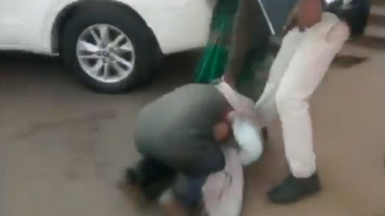 ರೈತ ಕಾಲಿಗೆ ಬಿದ್ದರೂ ಧಿಕ್ಕರಿಸಿ ಹೋದ ಜಿಲ್ಲಾಧಿಕಾರಿ ರೈತ ಕಾಲಿಗೆ ಬಿದ್ದರೂ ಧಿಕ್ಕರಿಸಿ ಹೋದ ಜಿಲ್ಲಾಧಿಕಾರಿ