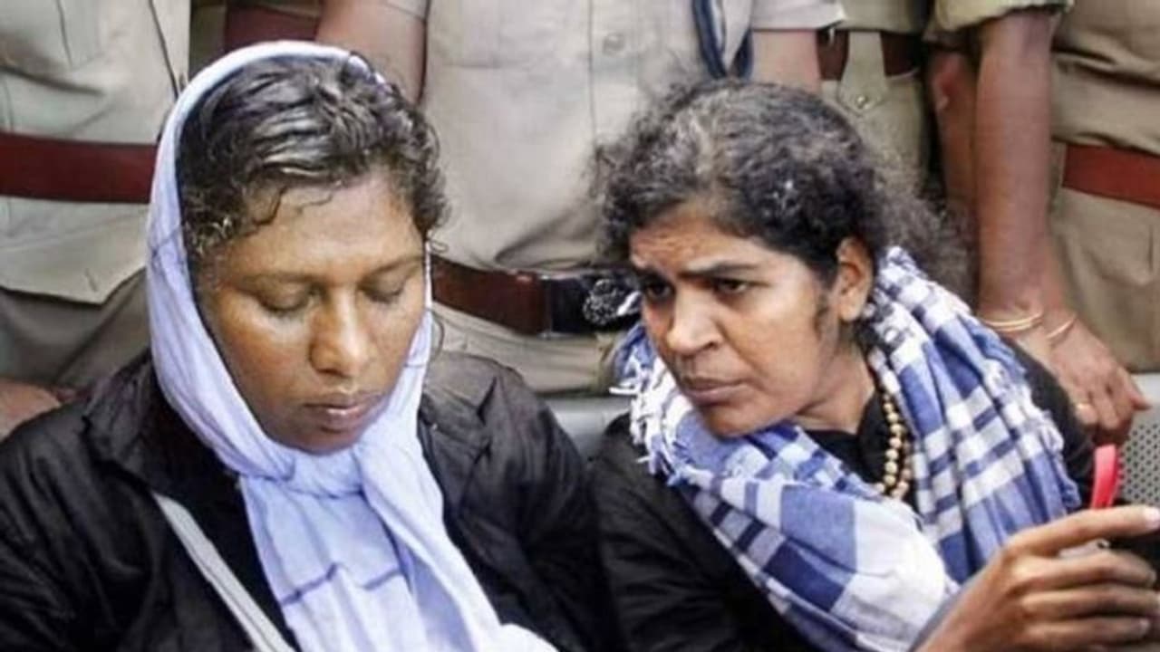 అయ్యప్పను దర్శించుకున్న మహిళలు నక్సలైట్లా..? అయ్యప్పను దర్శించుకున్న మహిళలు నక్సలైట్లా..?