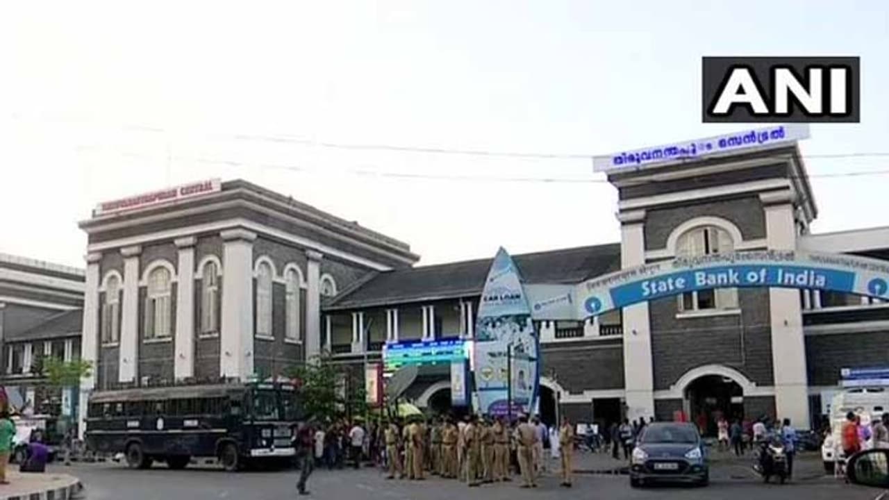 శబరిమలలో మహిళల ప్రవేశం: అట్టుడుకుతున్న కేరళ శబరిమలలో మహిళల ప్రవేశం: అట్టుడుకుతున్న కేరళ