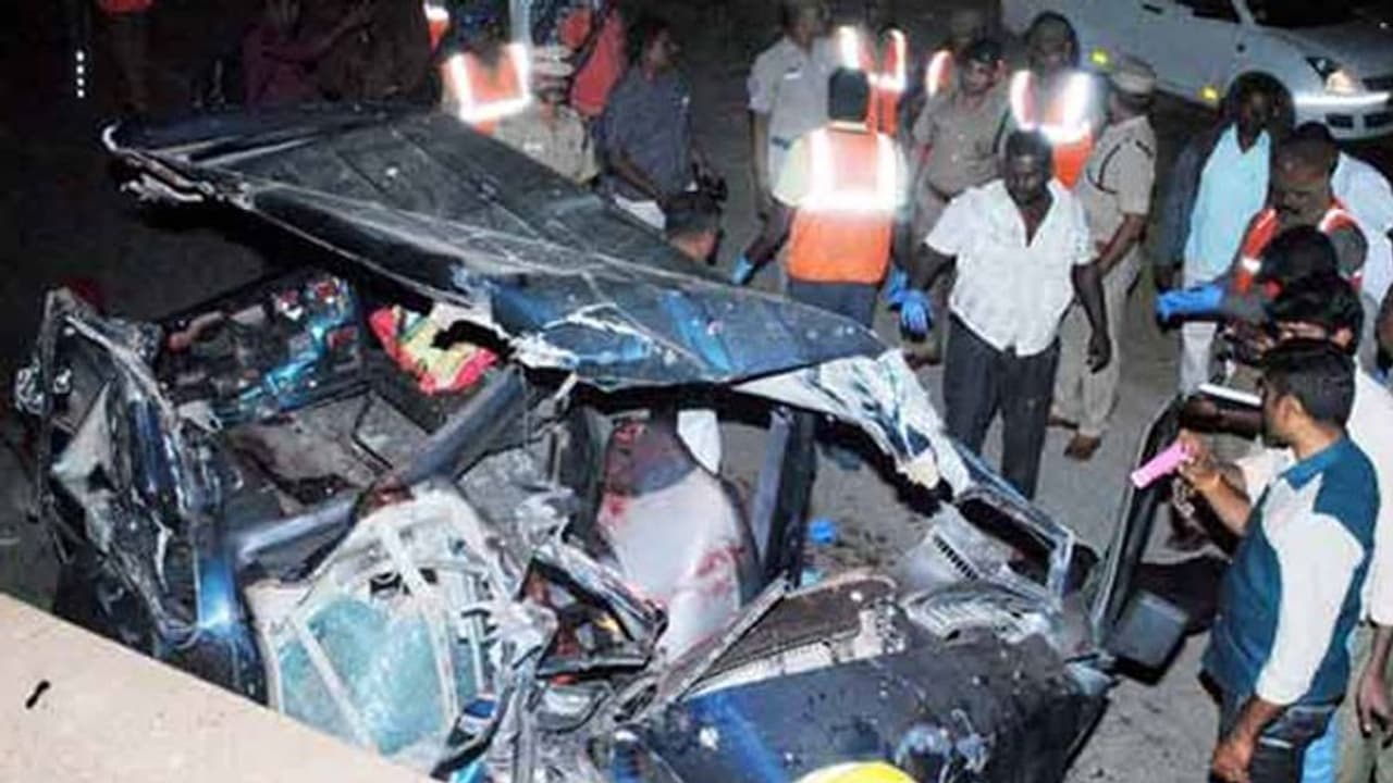 கோர விபத்து... கன்டெய்னர் மீது கார் மோதல்...! ஒரே குடும்பத்தைச் சேர்ந்த 6 பேர் உயிரிழப்பு...!! கோர விபத்து... கன்டெய்னர் மீது கார் மோதல்...! ஒரே குடும்பத்தைச் சேர்ந்த 6 பேர் உயிரிழப்பு...!!