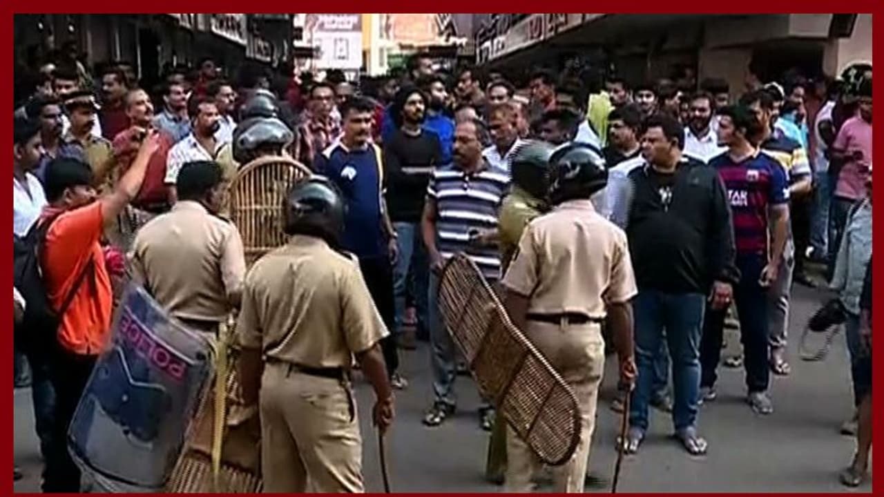 'അക്രമത്തെ തടയുന്നതാണ് പൊലീസിങ് എന്നറിയില്ലേ'; മിഠായിതെരുവിലെ പരാജയത്തിന് ജില്ലാ പൊലീസ് മേധാവിയെ പഴിച്ച് പൊലീസുകാരന് 'അക്രമത്തെ തടയുന്നതാണ് പൊലീസിങ് എന്നറിയില്ലേ'; മിഠായിതെരുവിലെ പരാജയത്തിന് ജില്ലാ പൊലീസ് മേധാവിയെ പഴിച്ച് പൊലീസുകാരന്