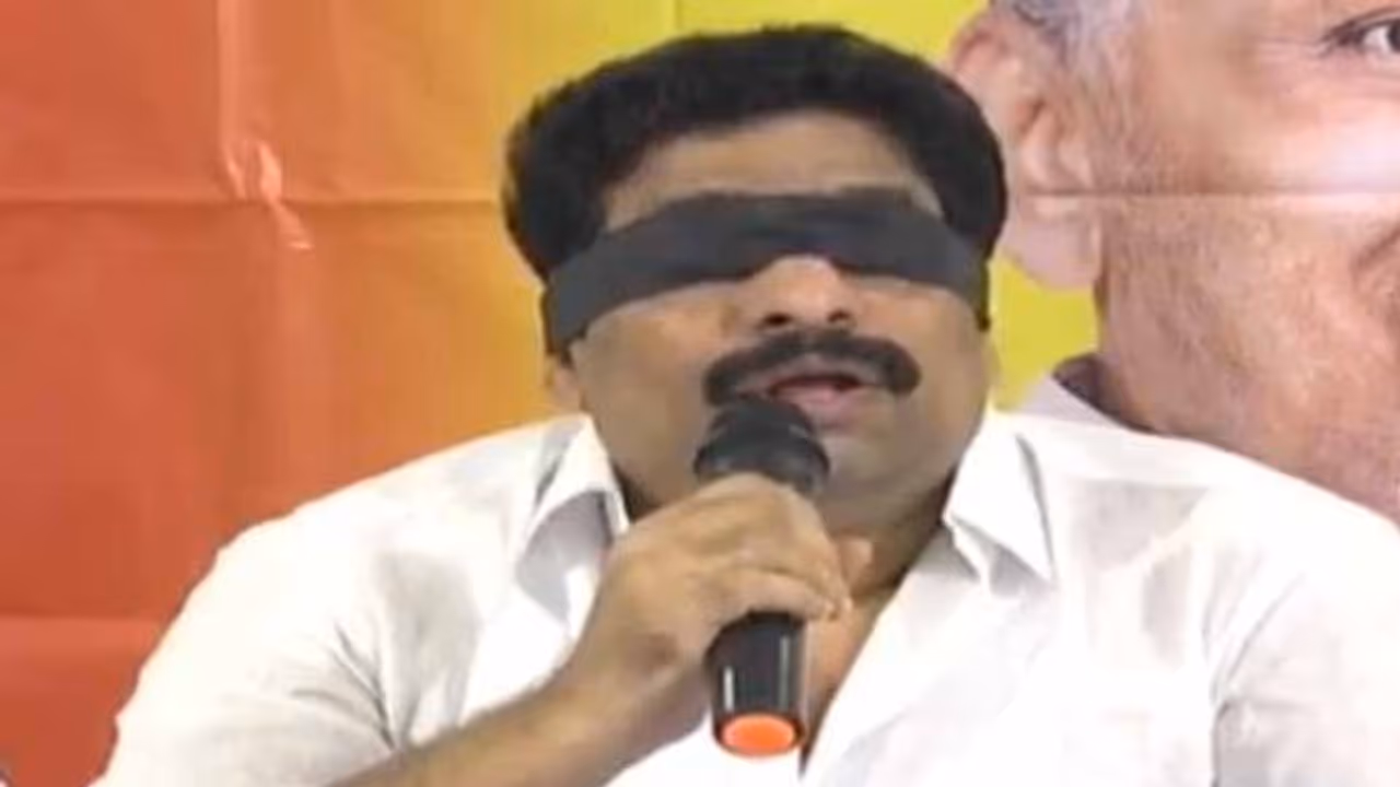 మోడీ కళ్లుండి గుడ్డివారు: కళ్లకు గంతలతో బుద్దా ప్రెస్మీట్ మోడీ కళ్లుండి గుడ్డివారు: కళ్లకు గంతలతో బుద్దా ప్రెస్మీట్