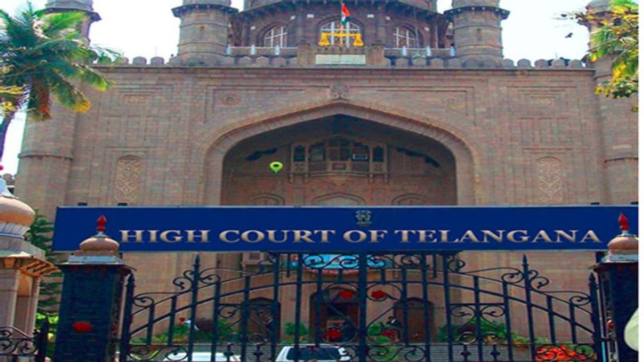 వారి ఆత్మహత్యలకు ప్రభుత్వం ఎలా బాధ్యత వహిస్తుంది.. హైకోర్టు కీలక వ్యాఖ్యలు వారి ఆత్మహత్యలకు ప్రభుత్వం ఎలా బాధ్యత వహిస్తుంది.. హైకోర్టు కీలక వ్యాఖ్యలు