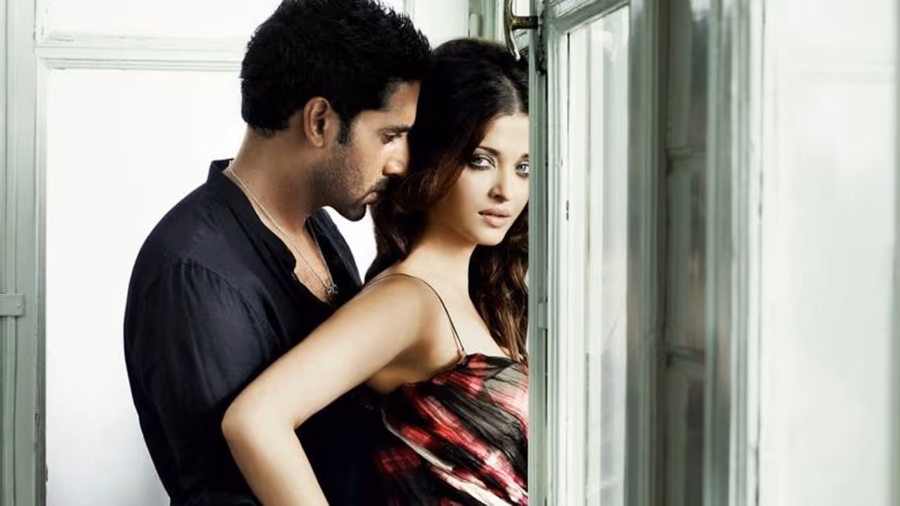 Hrithik Roshan had the most epic reaction when Abhishek Bachchan proposed Aishwarya Rai-Watch