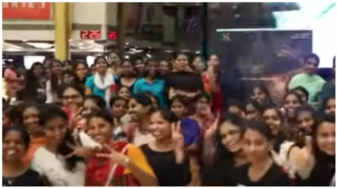 ஐடி ல் வேலை பார்க்கும் 500 பெண்களுக்கு 'கனா' படம் சிறப்பு காட்சி! வீடியோ! ஐடி ல் வேலை பார்க்கும் 500 பெண்களுக்கு 'கனா' படம் சிறப்பு காட்சி! வீடியோ!