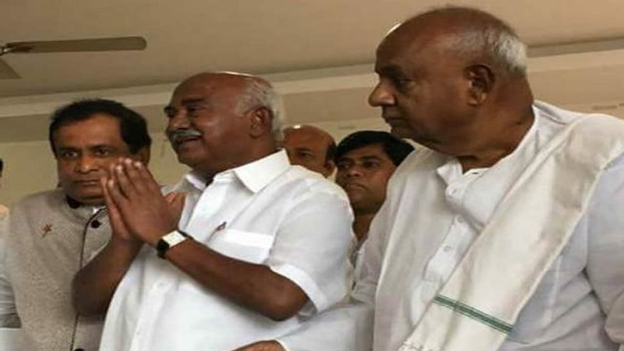 ನೀವೇ ಅಧ್ಯಕ್ಷರಾಗಿ ಮುಂದುವರಿಯಿರಿ: ಹಳ್ಳಿ ಹಕ್ಕಿ ತಲೆ ಸವರಿದ ದೇವೇಗೌಡ್ರು ನೀವೇ ಅಧ್ಯಕ್ಷರಾಗಿ ಮುಂದುವರಿಯಿರಿ: ಹಳ್ಳಿ ಹಕ್ಕಿ ತಲೆ ಸವರಿದ ದೇವೇಗೌಡ್ರು